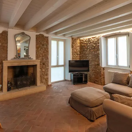 Corte Angelini By Postcardsfrom كاستلْنْيوفو ديل غارد