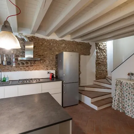 Corte Angelini By Postcardsfrom * كاستلْنْيوفو ديل غارد